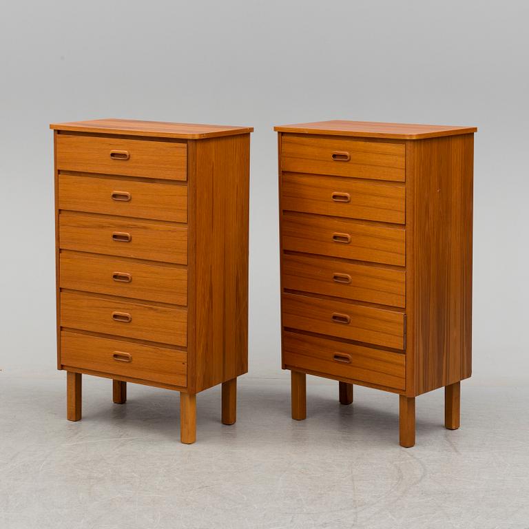 A pair of 20th century chest of drawers.