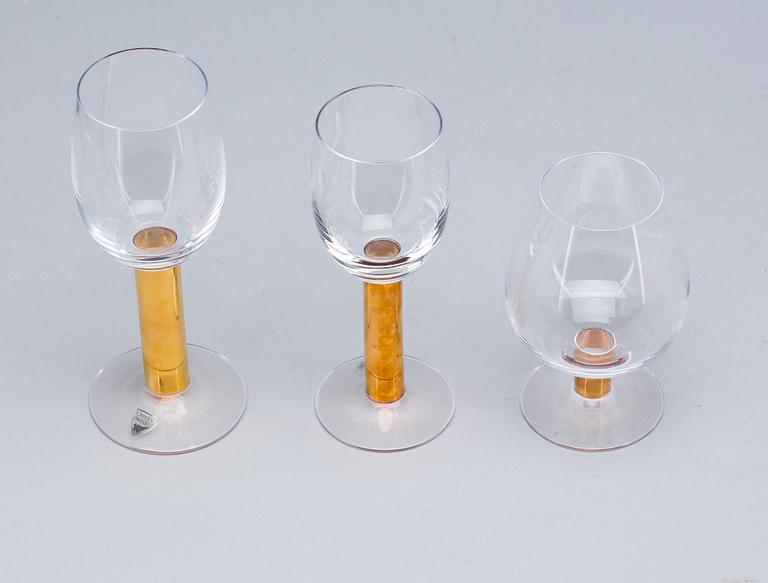 SERVISDELAR, glas, 8 + 6 + 2, glas, "Nobelservisen", formgiven av Gunnar Cyrén för Orrefors. 1900-talets andra hälft.