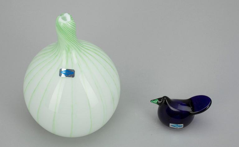 FLASKA, samt FIGURIN, glas, signerade Oiva Toikka, Nötsjö, 1900-talets slut.