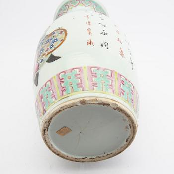 A Chinese porcelain vase 20th/21st century.