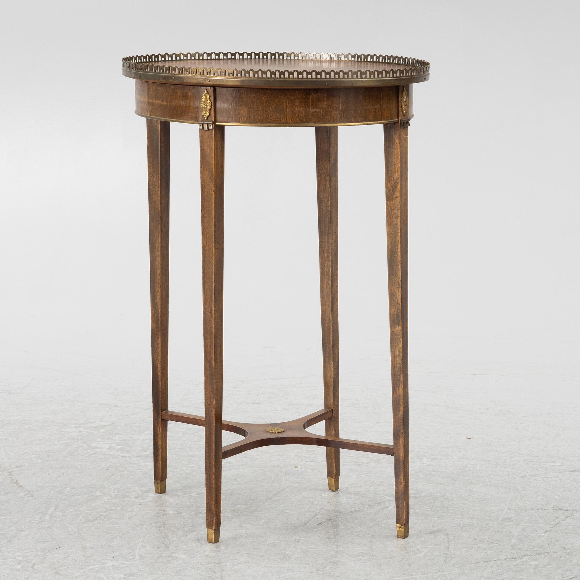 Sidobord, gustaviansk stil, omkring 1900.