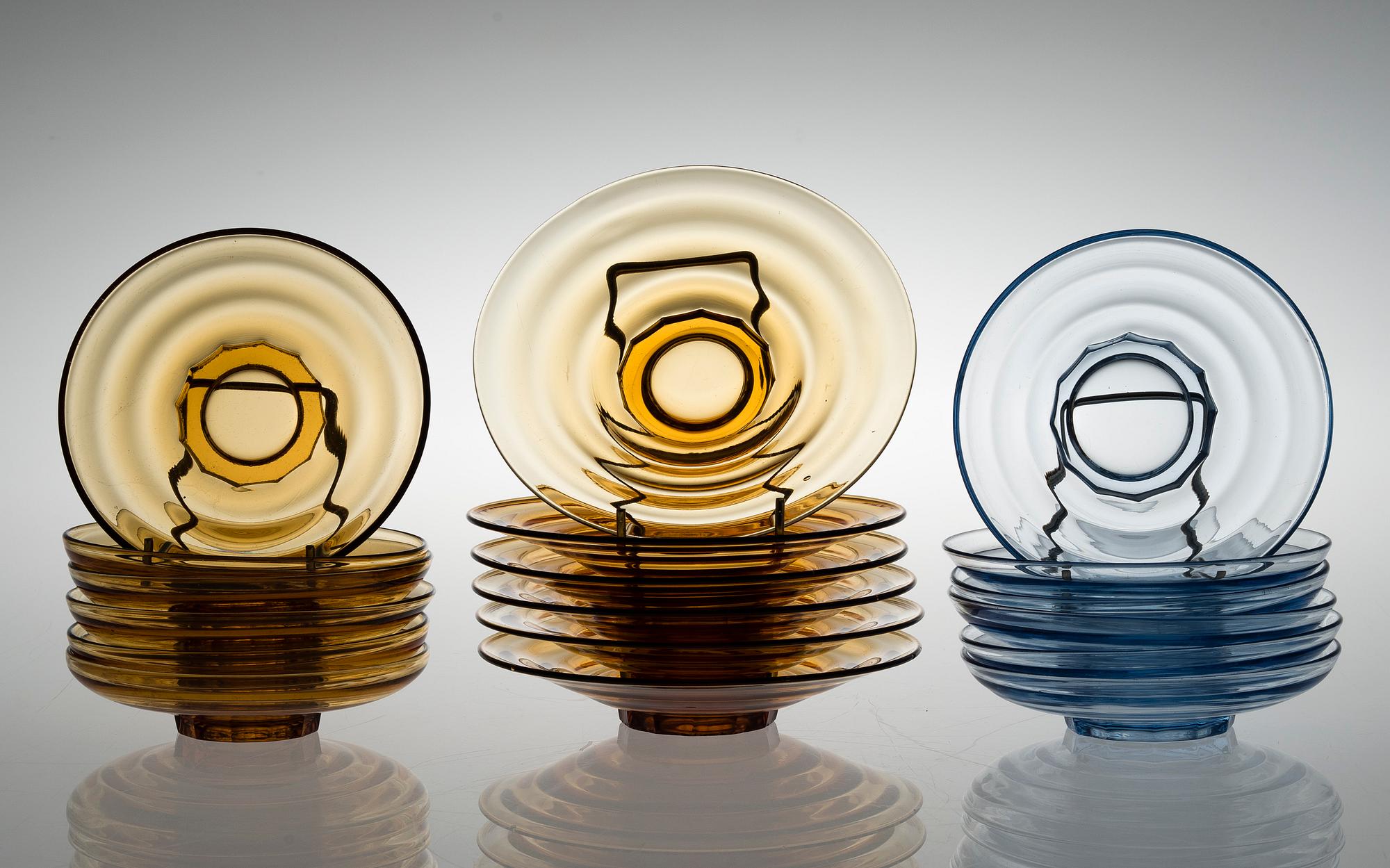 A SET OF GÖRAN HONGELL "Maininki" GLASS ITEMS, 21 pcs.