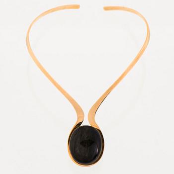 BERTEL GARDBERG, COLLIER, slipade naturstenar, 18K guld. Kultakeskus, Helsingfors 1976.