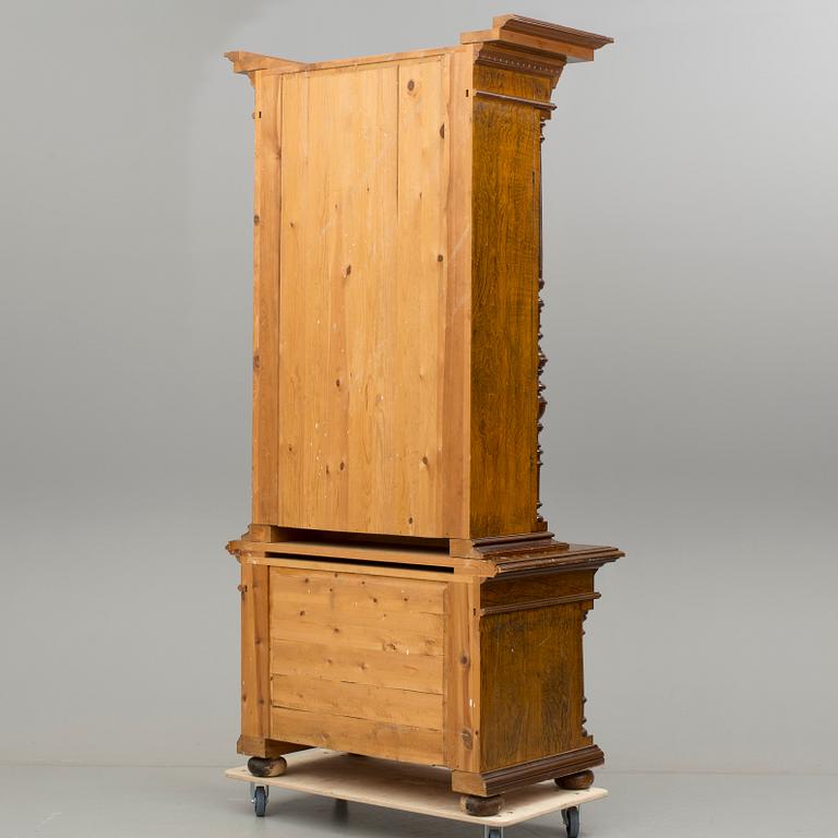 BOKSKÅP, nyrenässans. 1800-talets slut.