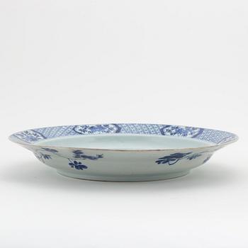 A blue and white dish, Qing dynasty, Kangxi (1662-1722).