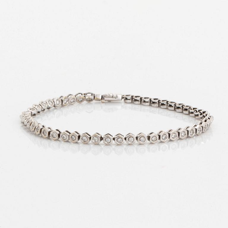 Tennisarmband, vitguld och briljantslipade diamanter.