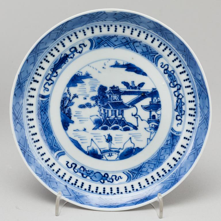 A Qianlong porcelain platter and seven 19th century dishes, Qing dynasty.