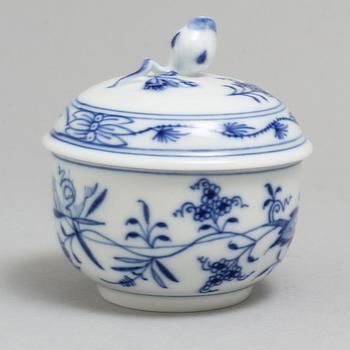 A Meissen part 'Blue Onion' coffee and dinner porcelain service, Germany, 20th century (33 pieces).