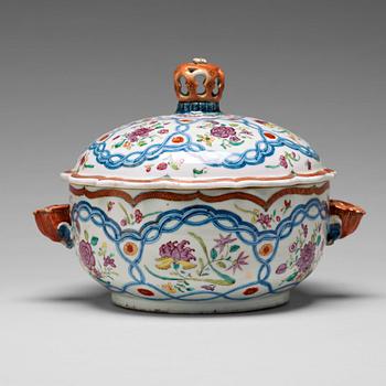 827. A famille rose tureen with cover, Qing dynasty, Qianlong (1736-95).