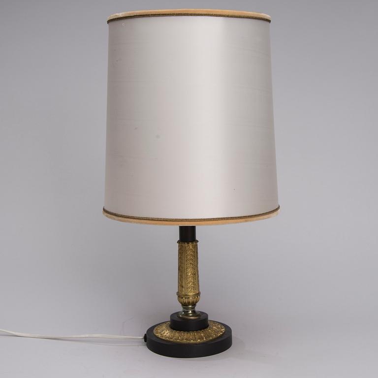BORDSLAMPA, empirstil, 1900-talets senare hälft.