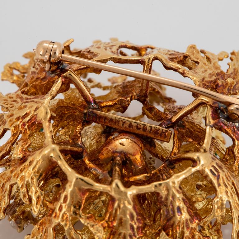 Tiffany brosch 18K guld med runda briljantslipade diamanter och smaragder.