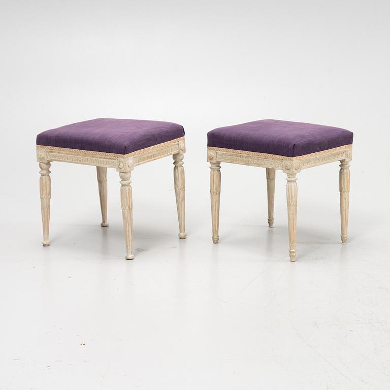 Taburetter, 2st, snarlika, gustavianska, omkring 1800.