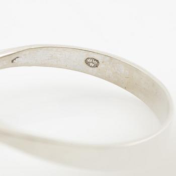 Ring 18K white gold set with a round brilliant-cut diamond.