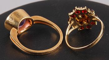 RINGAR, 2 st, guld samt granater och ametist, bl a Malmö 1967. Ca 8 g.