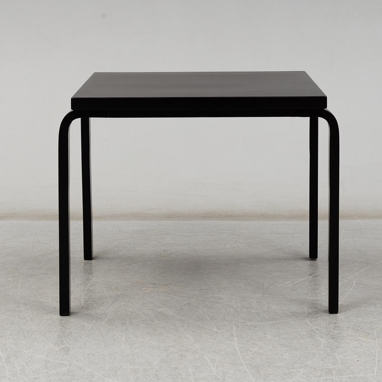 ALVAR AALTO, bord samt två stolar modell 69, Artek.