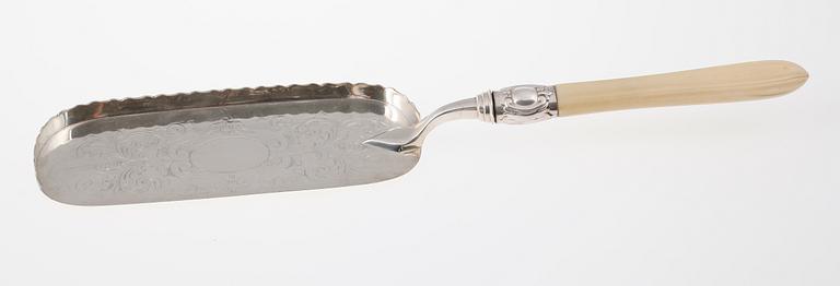 BORDSSKRAPA, pläter, ben, nyrokoko, 1800/1900-tal.