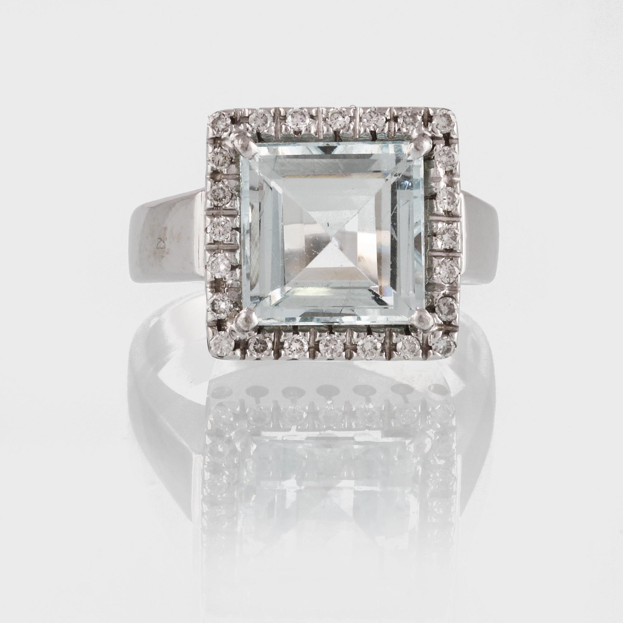 RING, 18K vitguld med briljantslipade diamanter samt fasettslipad akvamarin. Vikt 7,8 gram.