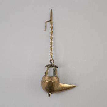 AN 18TH CENTURY BRONZE OIL LAMP.