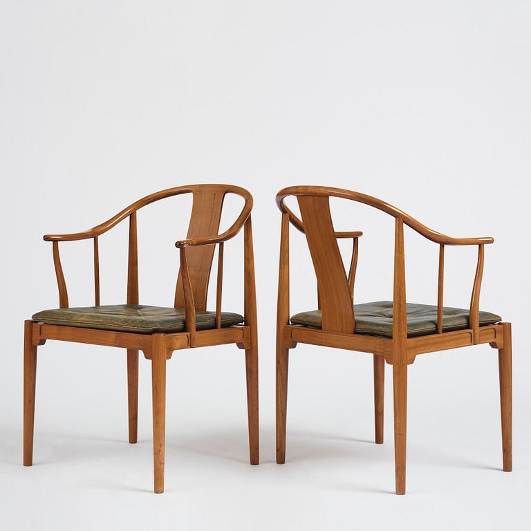 Hans J. Wegner, a set of 6 walnut 'China Chairs', Fritz Hansen, Denmark 1967.