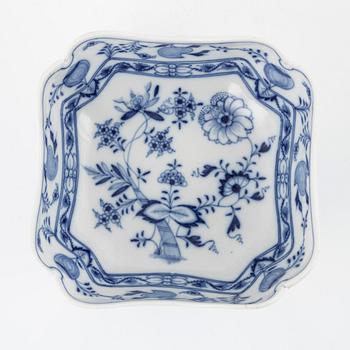 A 33-piece porcelain dinner service, "Ziebelmunter", mostly STadt Meissen, Germany.