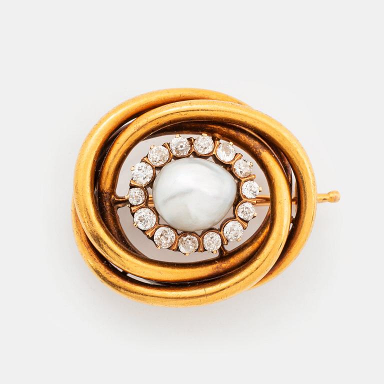 A 14K gold brooch set with a pearl and old-cut diamonds.
