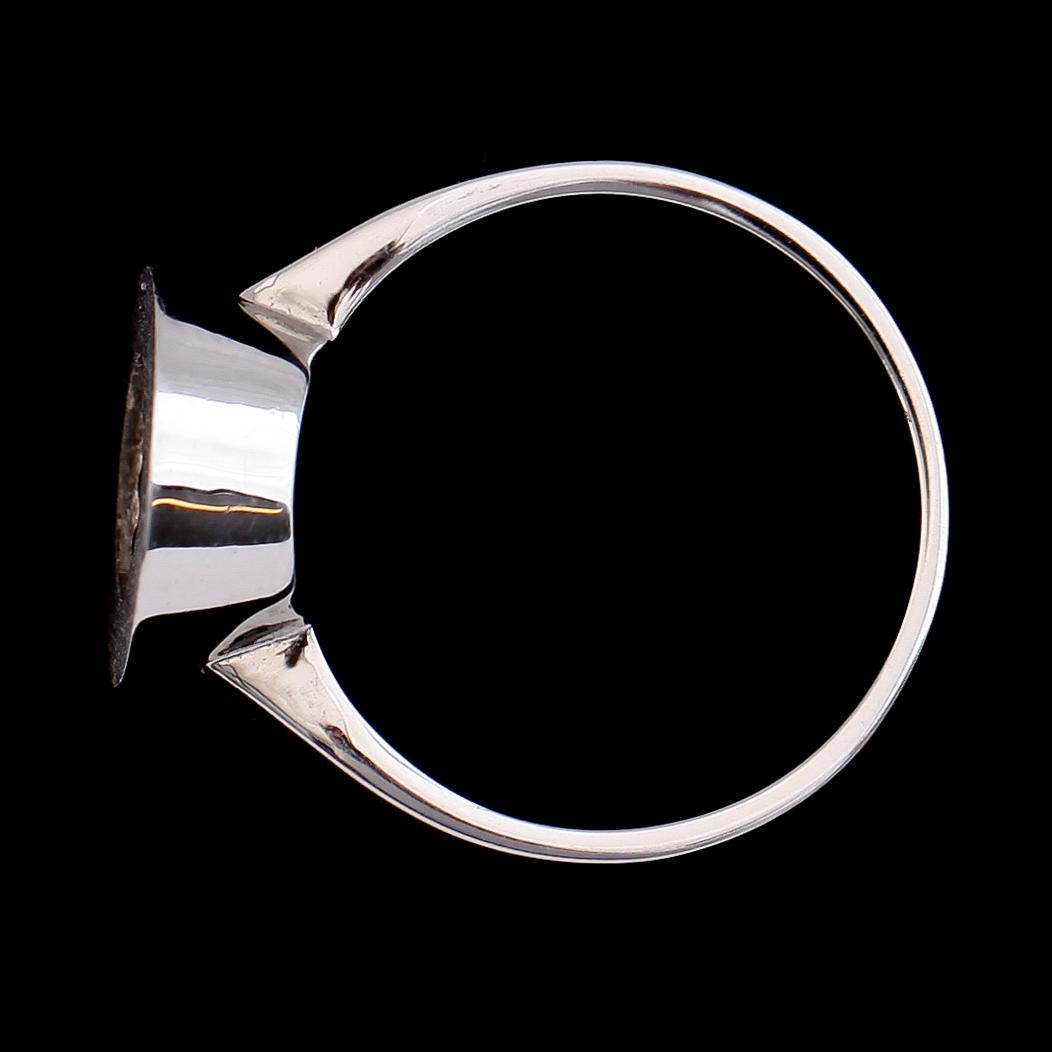 RING, 18 k vitguld med blå safirer. Total vikt ca 6 gram.
