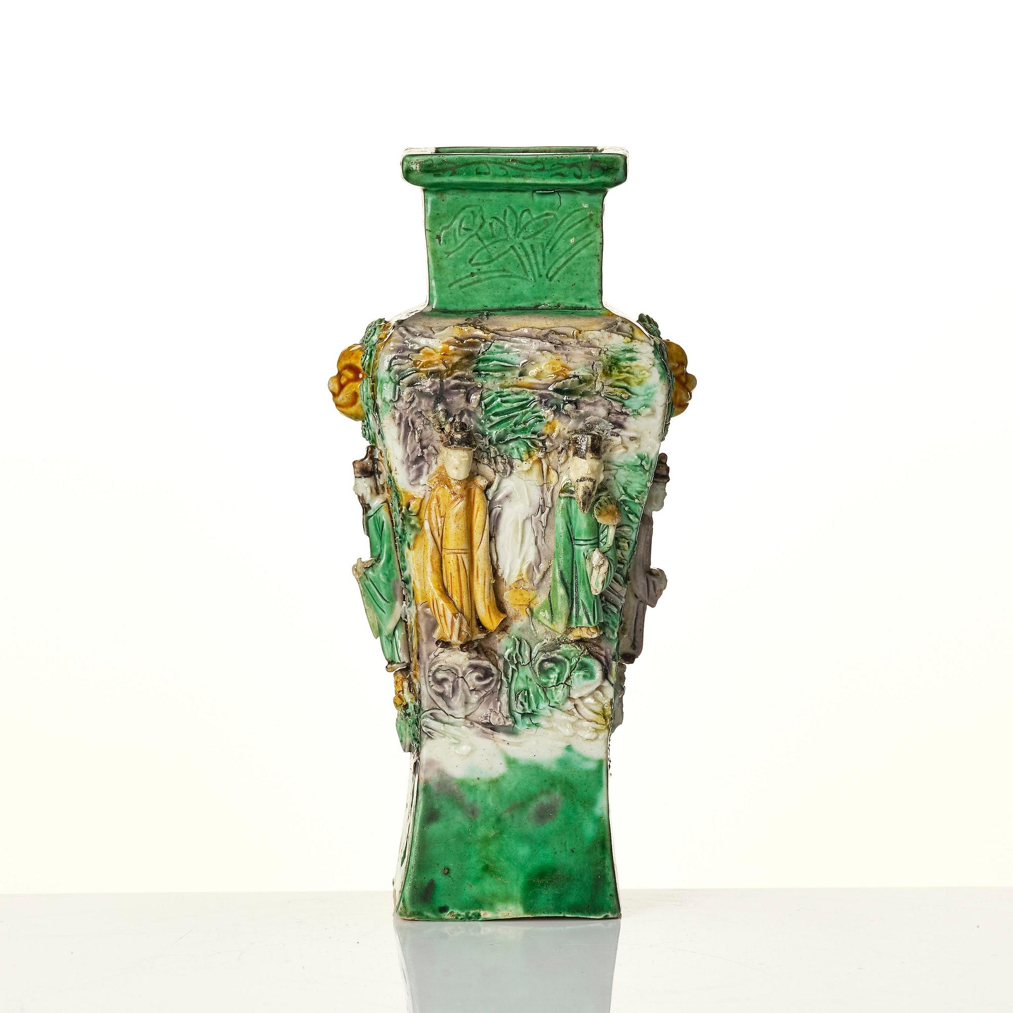 A rare bisquit famille verte vase, Qing dynasty, Kangxi (1662-1722).