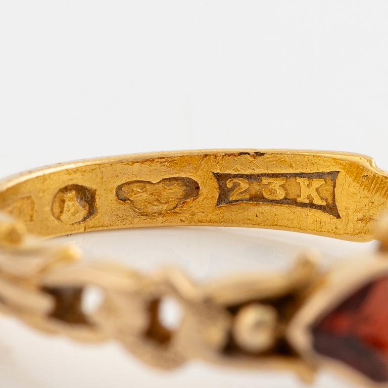 Ring 23K gold with garnets and pearls.