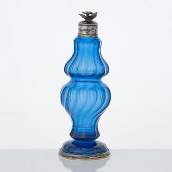 Lornez Vick (verksam i Ulricehamn 1766-1808), ättiksflaska med blått glas, silverpropp och fot. Rokoko.