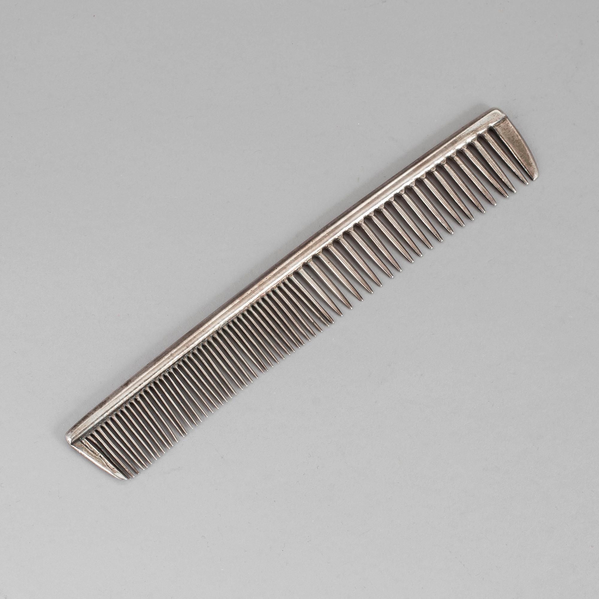 A silver comb by Gustaf Möllenberg, Stockholm, 1828. Vikt ca 62 grams.