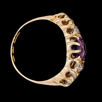 RING, 18k guld med ametist och antikslipade diamanter, tot ca 0.96 ct, Birmingham, England.