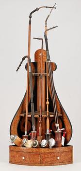 PIPSTÄLL med SJÖSKUMSPIPOR, 8 delar, 1800-tal.