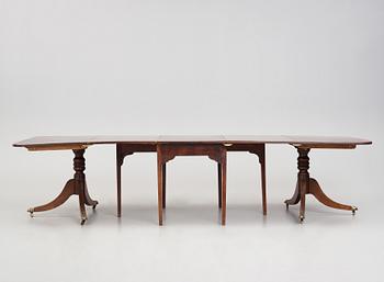 An English dinner table, beginning of the 20th century.