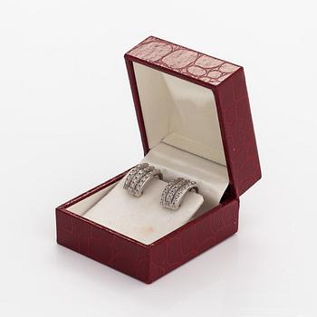 A pair of 14K white gold earrings with diamonds ca. 0.98 ct in total.