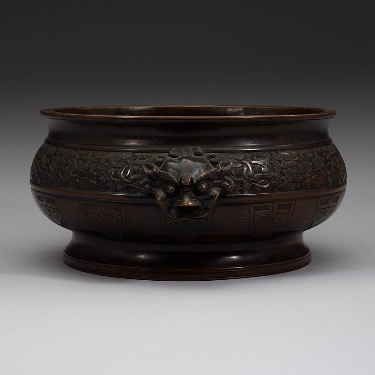 A bronze censer, Qing dynasty.