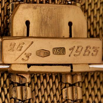 An 18K gold bracelet.