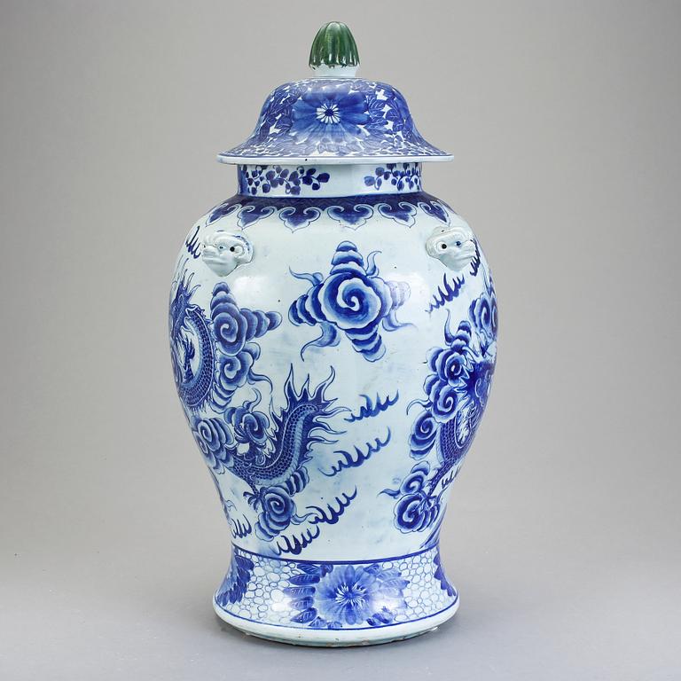 URNA med LOCK, porslin, Kina, 1900-tal.