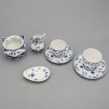 MOCCA samt KAFFESERVIS, 36 delar, porslin, "Musselmalet", Royal Copenhagen, Danmark, 1900-talets andra hälft.