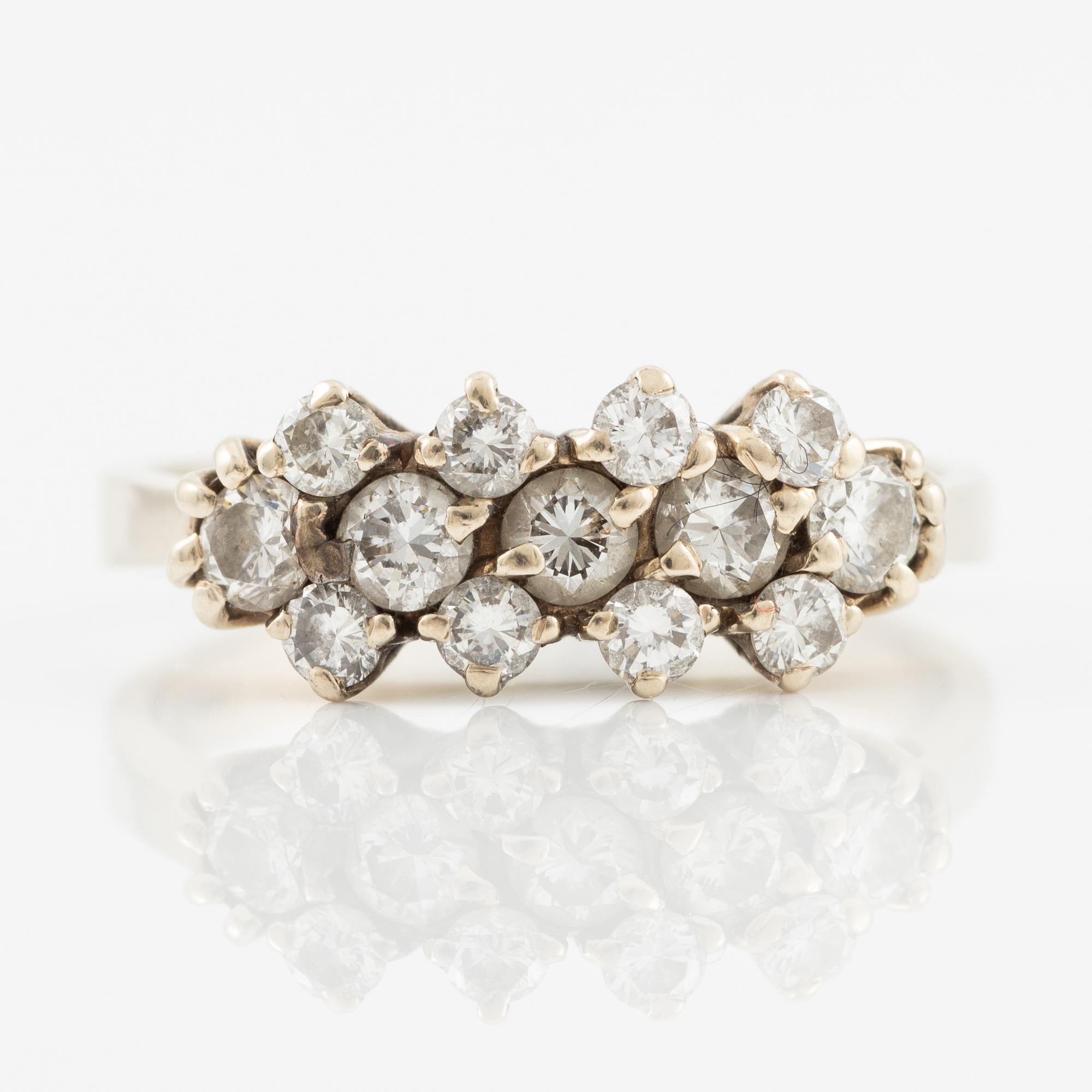 Ring 18K vitguld med briljantslipade diamanter.