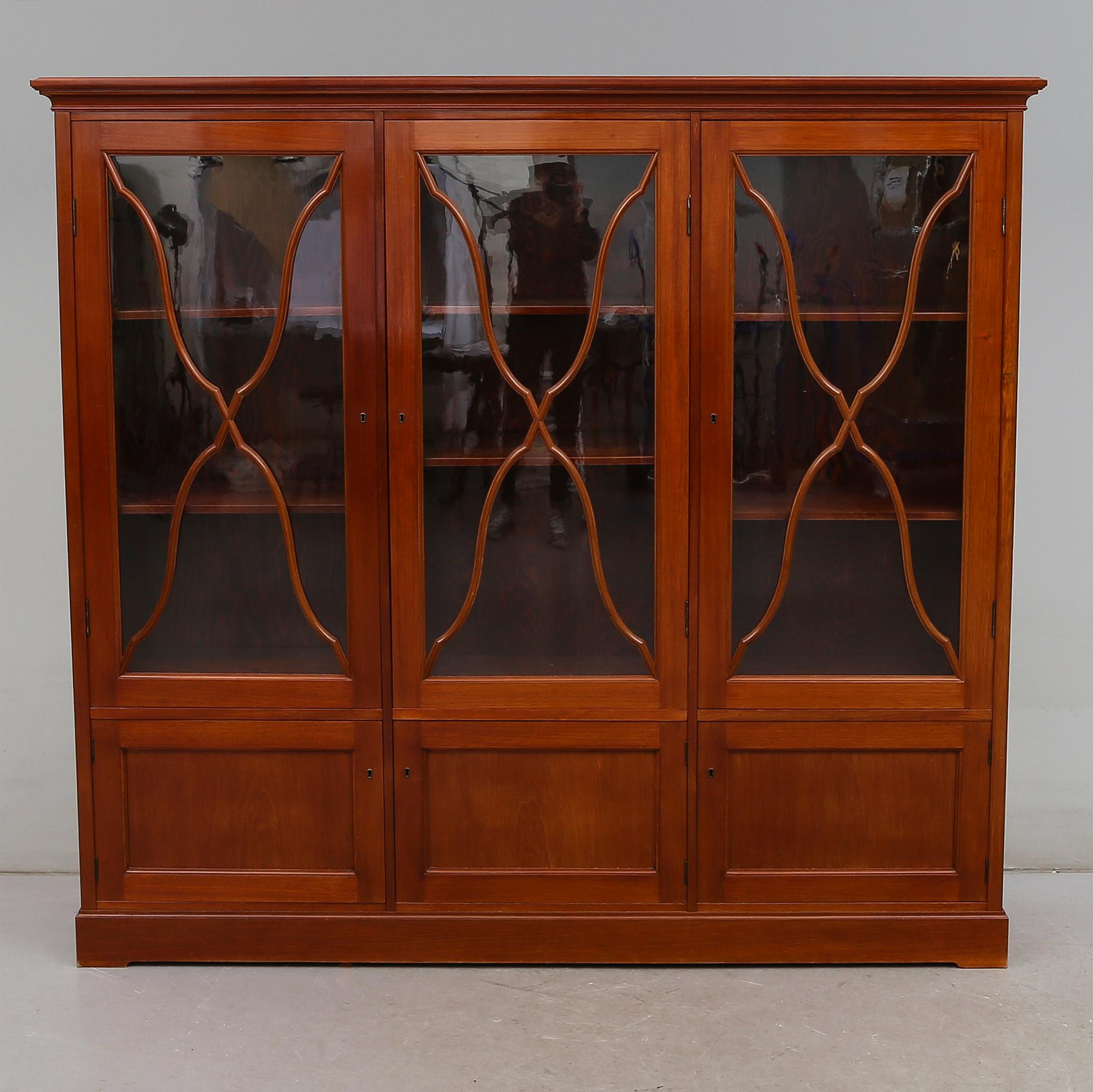 BOKSKÅP, 1900-talets första hälft.