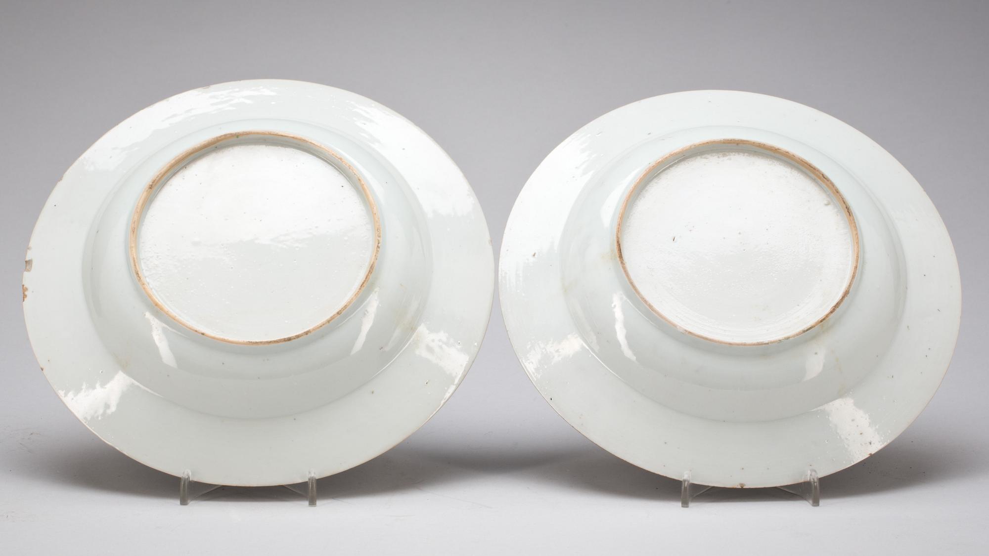 TALLRIKAR, ett par. Porslin,  Kina Qianglong(1736-1795).