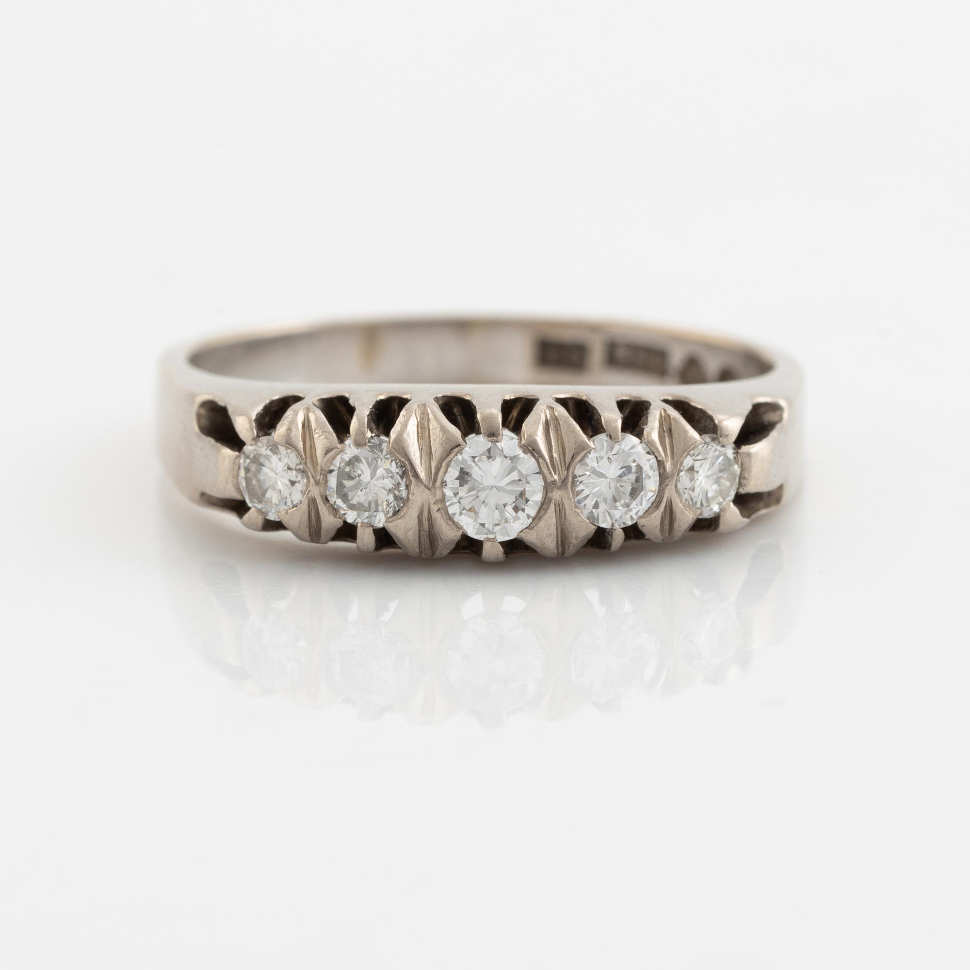 An 18K white gold ring set with round brilliant-cut diamonds.