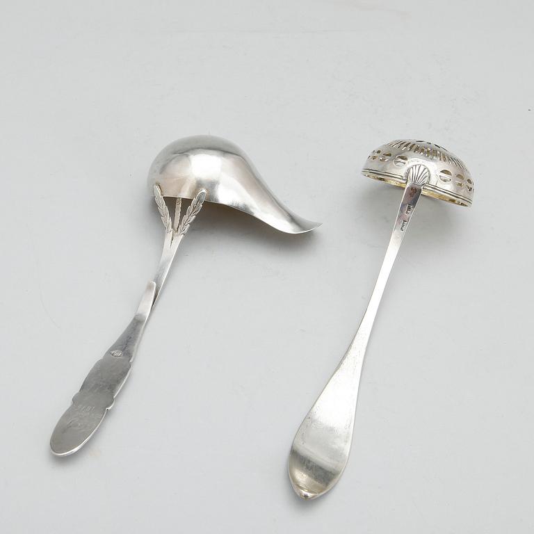 STRÖSKED sam SÅSSLEV, silver, otydliga stämplar, 1800-tal. Vikt ca 93 gram.