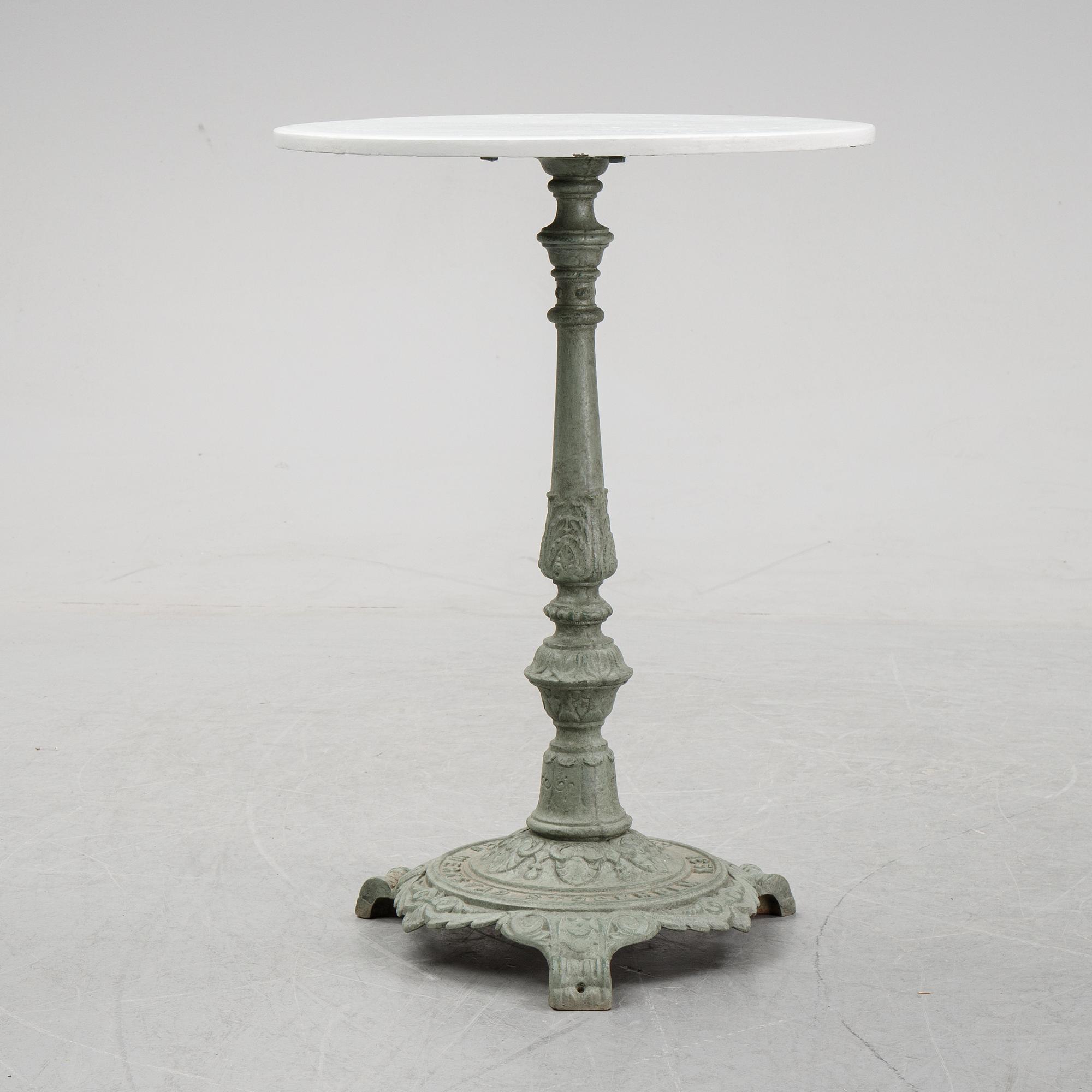A cast iron garden table, 20th Century.