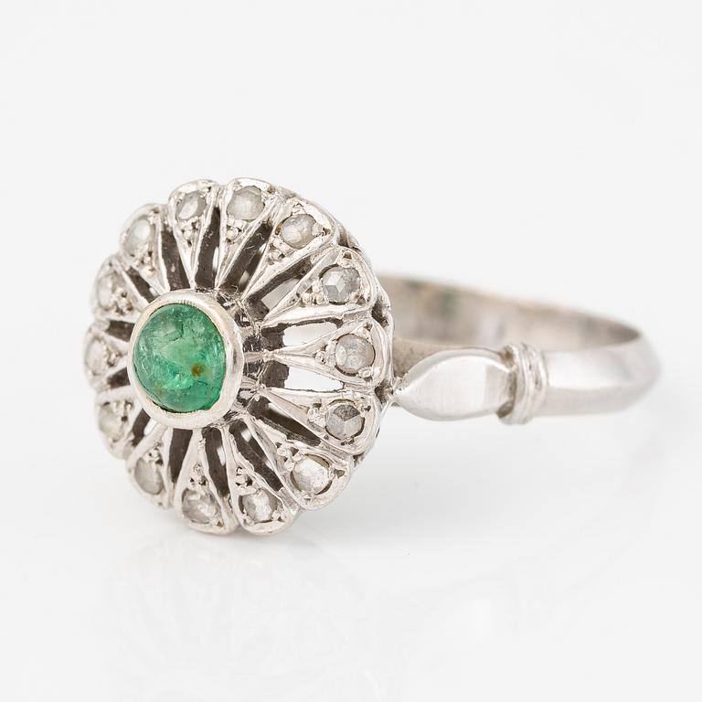 Ring 18 vitguld med en cabochonslipad smaragd och rosenslipade diamanter.