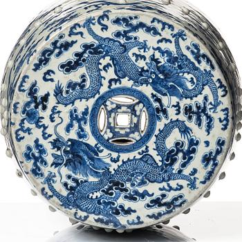 A blue and white four clawed dragon garden seat, Qing dynasty, 19th Century.