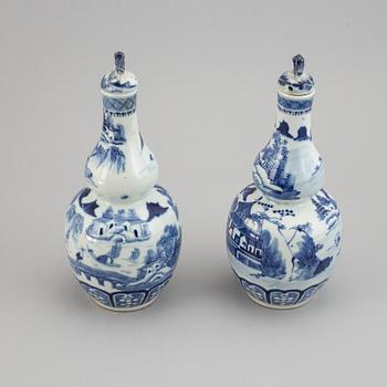 A pair of blue and white double gourd vases, Qing dynasty, Guangxu (1872-1908).