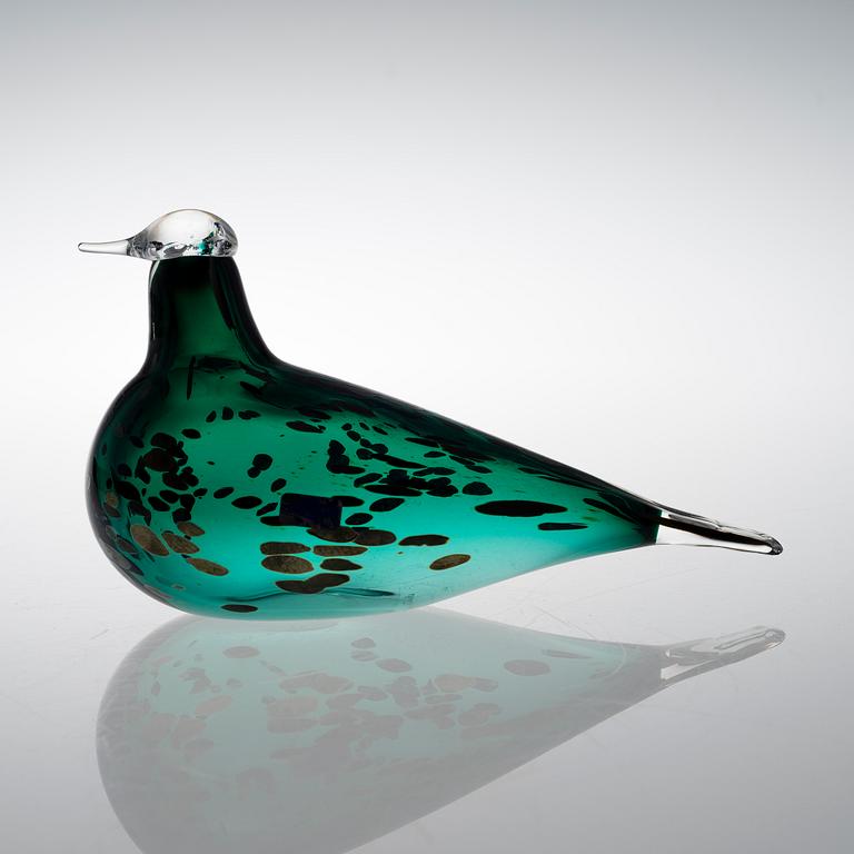 A glass bird signed O. Toikka Nuutajärvi.