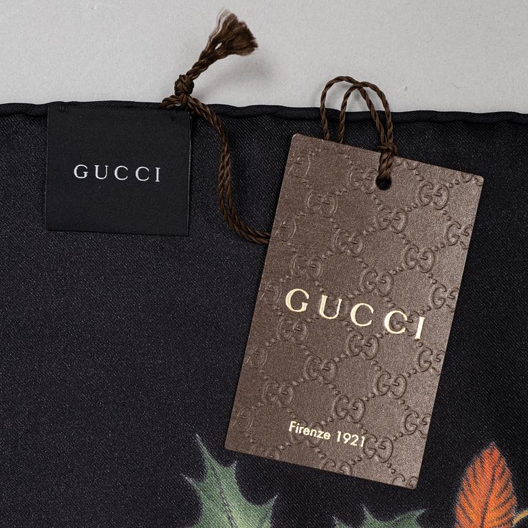 Gucci, a 'Flora' twill silk scarf.