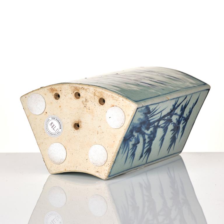 Ställ/vas, porslin. Transition, 1600-tal.